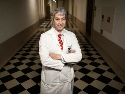 Alejandro Iranzo, jefe de la Unidad del Sueño del Hospital Clínic, en los pasillos de la facultad de Medicina de la Universidad de Barcelona.