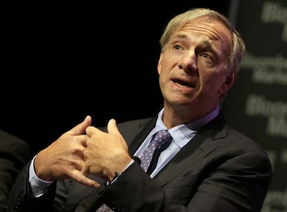 Ray Dalio, presidente del fondo de alto riesgo Bridgewater, en un foro de inversi&oacute;n organizado por Bloomberg en 2014