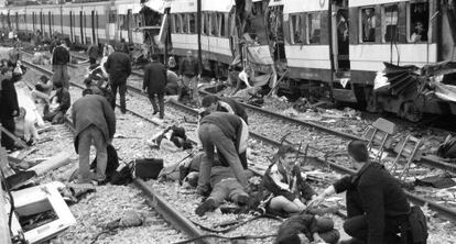 Primeros auxilios a las v&iacute;ctimas del atentado terrorista del 11-M en las v&iacute;as pr&oacute;ximas a la estaci&oacute;n de Atocha.