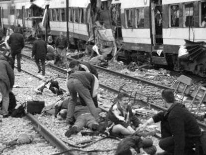 Primeros auxilios a las v&iacute;ctimas del atentado terrorista del 11-M en las v&iacute;as pr&oacute;ximas a la estaci&oacute;n de Atocha.