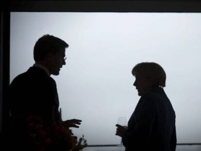 La canciller alemana, Angela Merkel, conversa con el primer ministro holandés, Mark Rutte