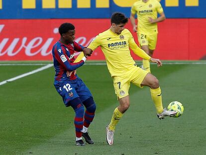 Gerard Moreno controla el balón ante Mickael Malsa