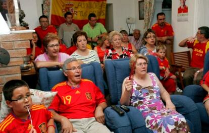 Los padres de Fernando Llorente, en primera fila, siguen el partido en su casa de Rincón de Soto (La Rioja).