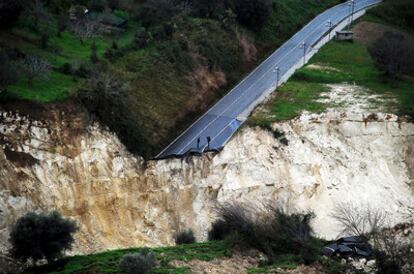 Vista de una carretera destruida por el corrimiento de tierras en la localidad italiana de Maierato.