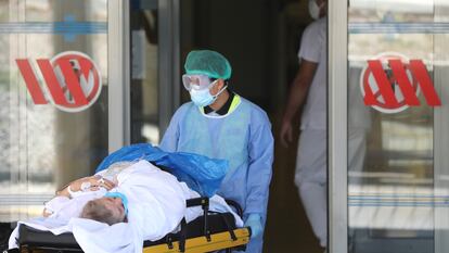 Un sanitario traslada a un paciente en el hospital Arnau de Vilanova, el pasado 4 de julio.