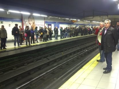 Los líderes sindicales, Teodoro Piñuela e Ignacio Arribas, se dirigen a los viajeros de Metro