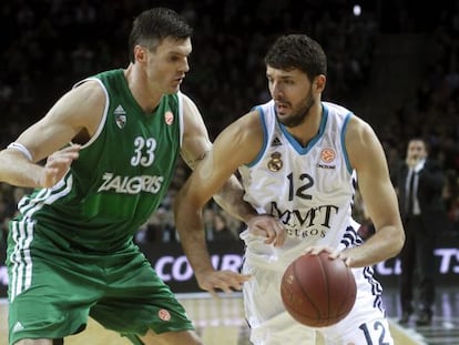 Mirotic intenta superar a Ksistof Lavrinovic