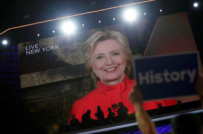 La imagen en una pantalla de Hillary Clinton, en el segundo día de la Convención Nacional Demócrata.