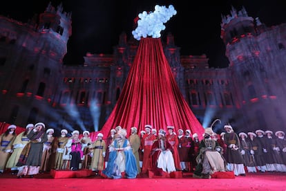 Los Reyes Magos, junto a la Alcaldesa de MAdrid, Manuela Carmena, con el ayuntamiento de fondo.