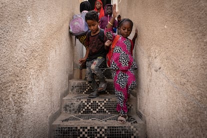 Aumnos de la escuela para hijos de migrantes de Nuadibú, en el norte de Mauritania