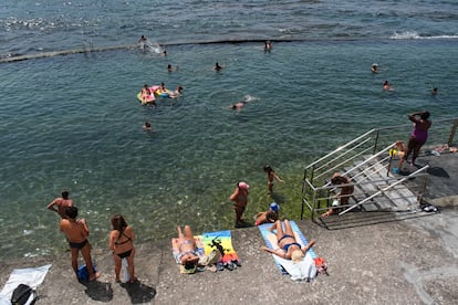Un grupo de bañistas este jueves en la costa del municipio de Tacoronte, en Tenerife