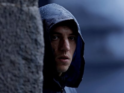 El actor Jon Olivares, como Joxe Mari, en un momento de la adaptación televisiva de 'Patria'.
