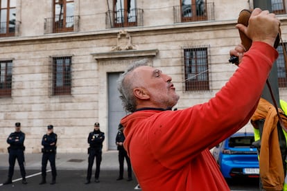 Un vinicultor de la zona de Utiel-Requena bebe vino de un porrón durante la protesta ante la sede de la Delegación del Gobierno en València, el 9 de febrero. 
