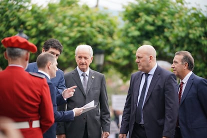 The former president of the Basque Parliament Juan Maria Atutxa (in the center), upon his arrival at the inauguration of Imanol Pradales.