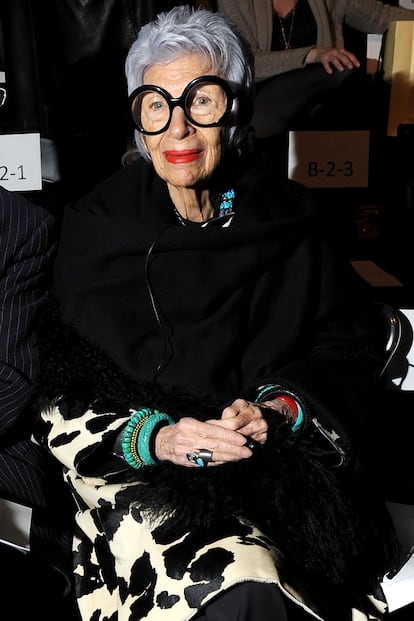 En el apartado de musas de la moda, Iris Apfel es la más longeva (ya es nonagenaria) y también la más extravagante. Nunca se desprende de sus enormes gafas redondas propias de una azafata del 1, 2, 3 y sus joyas en talla XXL decoran su pequeño cuerpo. Es una gran coleccionista de alta costura e inspiración para diseñadores y estilistas.