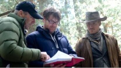 John Maclean, en el centro con gafas, en el rodaje de 'Slow West'.