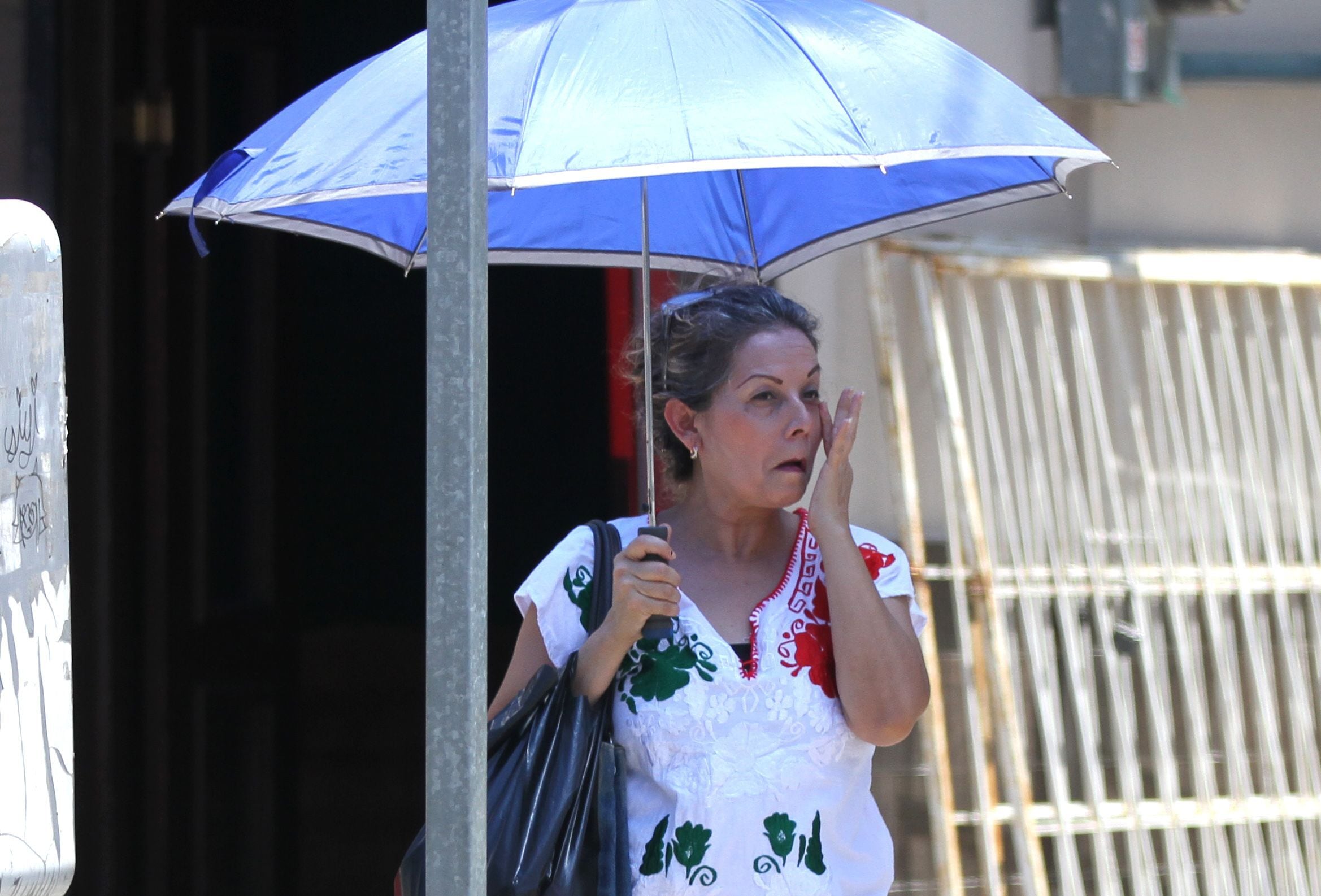 El calor merma el bolsillo de las trabajadoras informales de Monterrey: “Lo que ganas, lo terminas perdiendo”