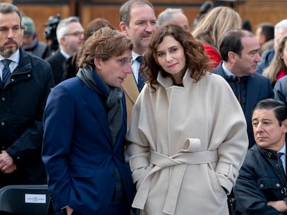 José Luis Martínez Almeida e Isabel Díaz Ayuso, el pasado 2 de diciembre, durante un acto en la plaza de España de la capital.