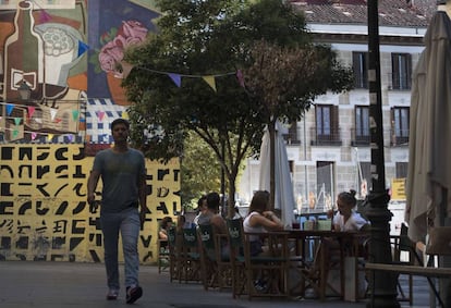 Terrazas en la calle Embajadores, junto al Teatro Pavón-Kamikaze. 