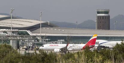 Un avión de Iberia en el aeropuerto de Barcelona-El Prat.