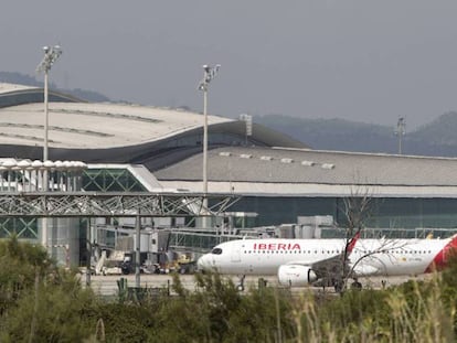 Un avión de Iberia en el aeropuerto de Barcelona-El Prat.