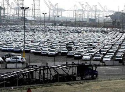 Vehículos de Toyota esperan en las dependencias del puerto de Long Beach, en California, para ser exportados.