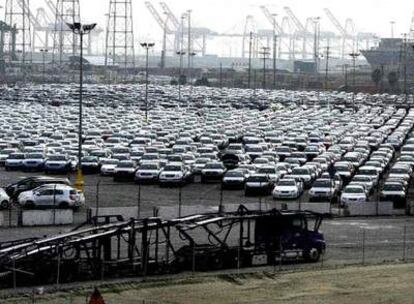 Vehículos de Toyota esperan en las dependencias del puerto de Long Beach, en California, para ser exportados.