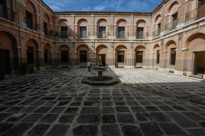 Patio central del monasterio de Inmaculada Concepción de Loeches el pasado martes.