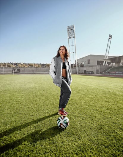 Verónica Boquete es la jugadora estrella de la selección española de fútbol. Candidata al Balón de Oro en 2014, su carrera profesional pasa por el extranjero. Actualmente, juega en el FFC Frankfurt, en Alemania. Pero también ha estado en equipos de Suecia y Estados Unidos, la élite mundial. Boquete lleva beisbolera gris y blanca de Bershka, sujetador negro de Mango y pantalón Tommy Hilfiger.