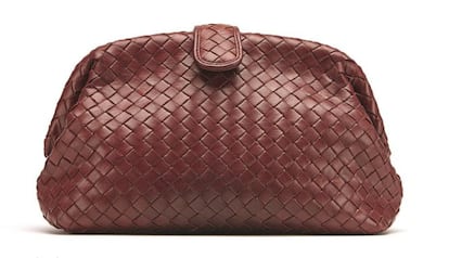 El bolso de Bottega Veneta.