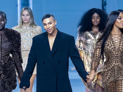 Olivier Rousteing, junto a las modelos Adut Akech y Naomi Campbell, en el desfile primavera-verano 2022 de Balmain en la Semana de la Moda de París.