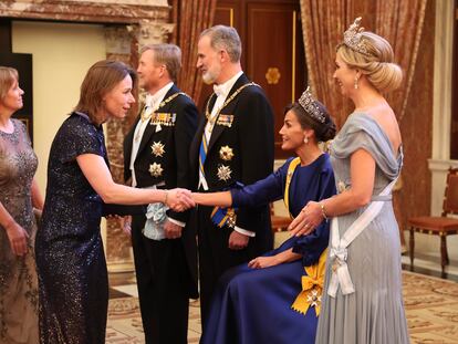 La reina Letizia saludaba el día 17 sentada a los asistentes a la cena de gala del viaje oficial de los Reyes a Países Bajos, en una imagen de la Casa del Rey.