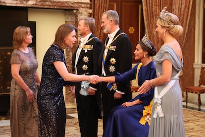 La reina Letizia saludaba el día 17 sentada a los asistentes a la cena de gala del viaje oficial de los Reyes a Países Bajos, en una imagen de la Casa del Rey.