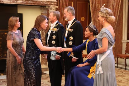 Los reyes de España, Felipe VI y Letizia (en el centro), junto a los reyes de los Países Bajos, Guillermo Alejandro (en un extremo) y Máxima (en el otro), durante el besamanos de la gala del viaje oficial, en una imagen de la Casa De Su Majestad El Rey.