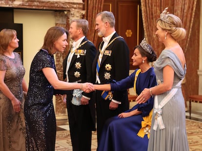 Los reyes de España, Felipe VI y Letizia (en el centro), junto a los reyes de los Países Bajos, Guillermo Alejandro (en un extremo) y Máxima (en el otro), durante el besamanos de la gala del viaje oficial, en una imagen de la Casa De Su Majestad El Rey.