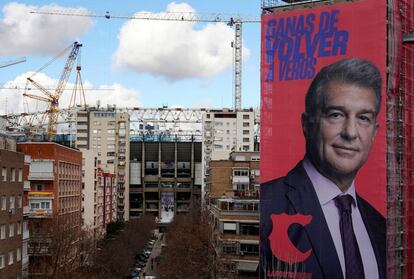 Lona gigante de la candidatura a las elecciones del F.C. Barcelona con la imagen de Joan Laporta cuelga de un andamio en un edificio cercano al estadio Santiago Bernabéu, en Madrid.