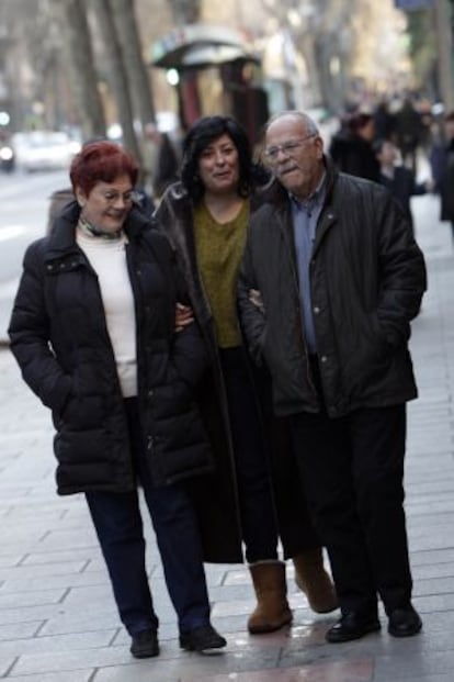 Almudena Grandes, acompa&ntilde;ada por Isabel Perales y Alexis Mes&oacute;n Do&ntilde;a, en Madrid.