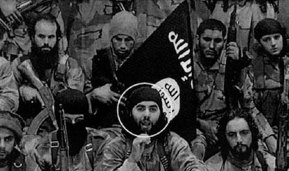 Arriba, a la derecha, el ceutí Nordin Abderrayat, en la Katiba (brigada) siria.