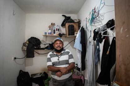 Pablo Hernández, exiliado nicaragüense, en su habitación de una cuartería en San José, Costa Rica, este febrero.