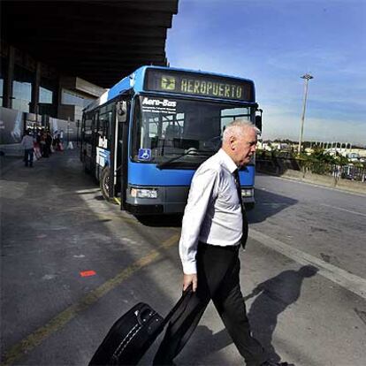 El <b><i>aerobús,</b></i> ayer, en el aeropuerto tras presentar el servicio a los medios de comunicación.