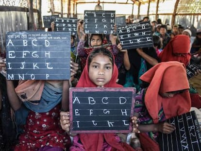 Niños rohinyás aprenden inglés en una escuela coránica en el distrito suroriental bangladesí de Cox's Bazar.