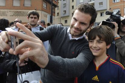 El jugador Juan Mata se fotografía con un niño durante la inauguración del parque que lleva su nombre.