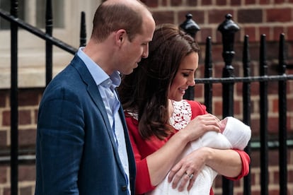 Guillermo de Inglaterra y Kate Middleton junto a su nuevo hijo.