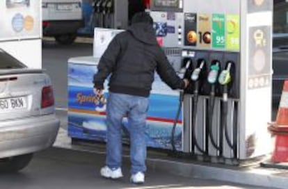 Un usuario repostando en una gasolinera en Madrid.