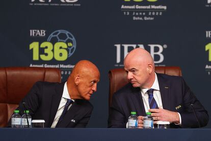El presidente de la FIFA, Gianni Infantino (derecha), charla este lunes con Pierluigi Collina, jefe arbitral de la FIFA, en Doha (Catar).