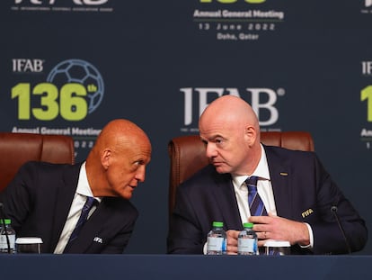 El presidente de la FIFA, Gianni Infantino (derecha), charla este lunes con Pierluigi Collina, jefe arbitral de la FIFA, en Doha (Catar).