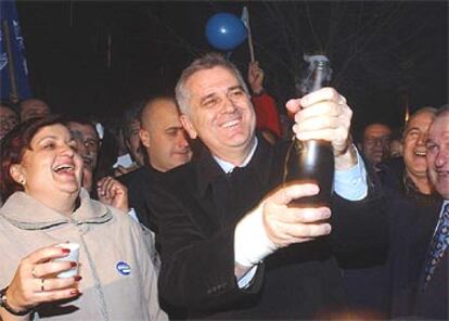 El ultranacionalista Tomislav Nikolic celebra con sus seguidores la victoria en las elecciones de ayer.