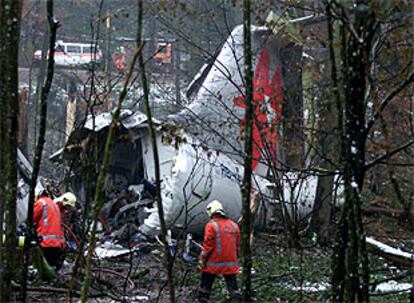 Bomberos suizos inspeccionan los restos del avión siniestrado cerca de Zúrich.