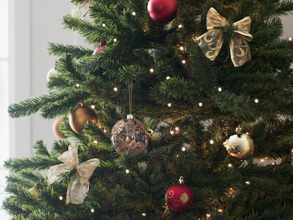 Los árboles de Navidad son uno de los adornos más comunes en las casas durante estas fechas. GETTY IMAGES.