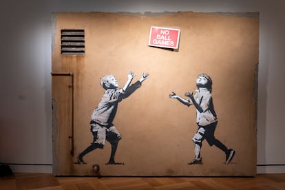 Un mural de Banksy expuesto en el Lucas Museum of Narrative Arts, en Los Ángeles, California.